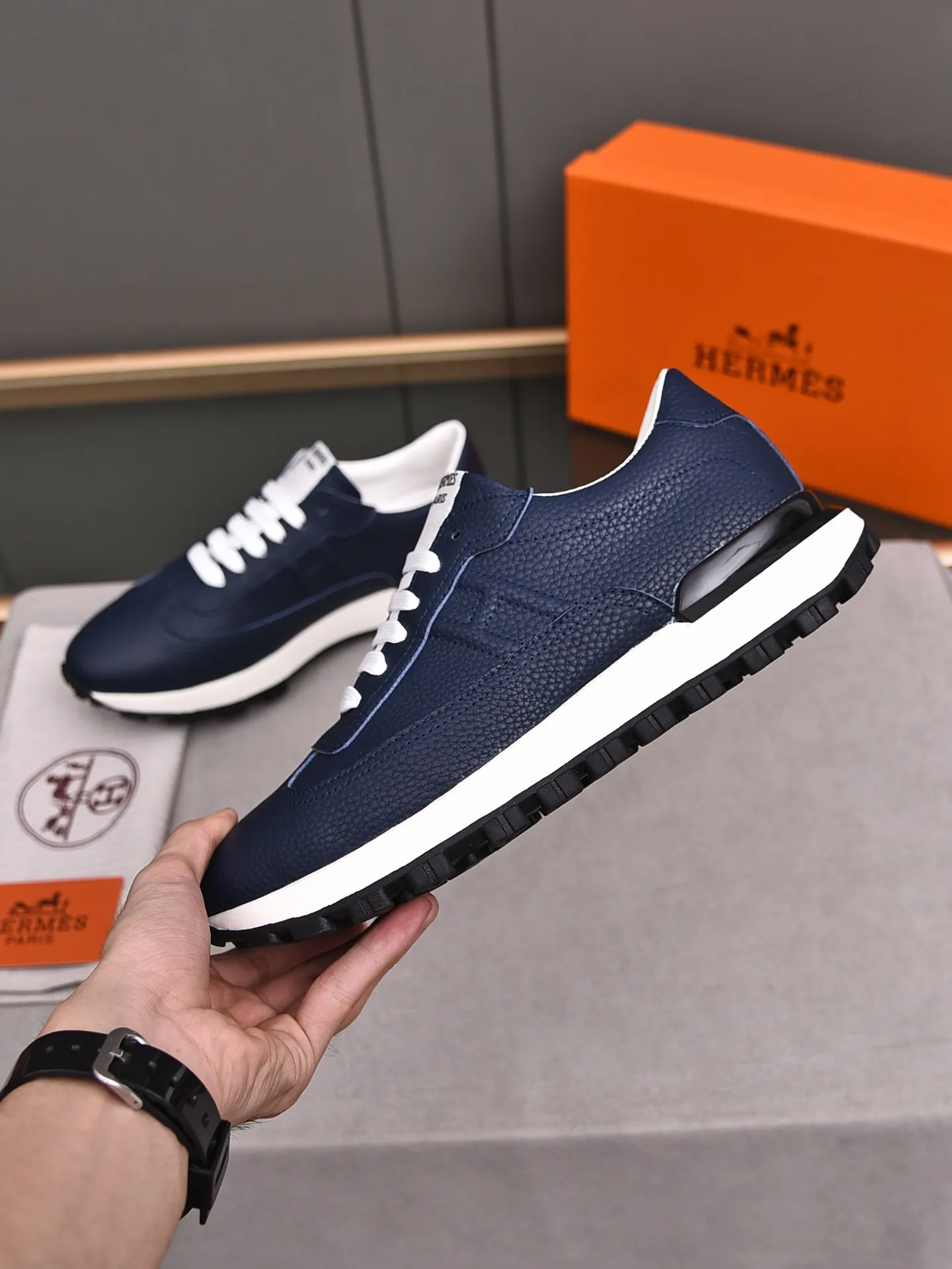 📛📛📛PPP420 (Hermes)🆕Men's color-blocked sneakers with textured calfskin details. Spliced ​​with original cowhide, this shoe draws inspiration from the equestrian world, integrating technical details and practical functions. Breathable sheep lining, original combination outsole, high-end quality, and every detail is perfectly combined! Size: 38-44 (45 can be customized)
